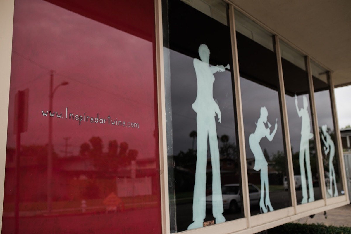 A street-facing mural in black, white and red at InspiRED Art Wine in Costa Mesa, California. (photo: Brandy Young)