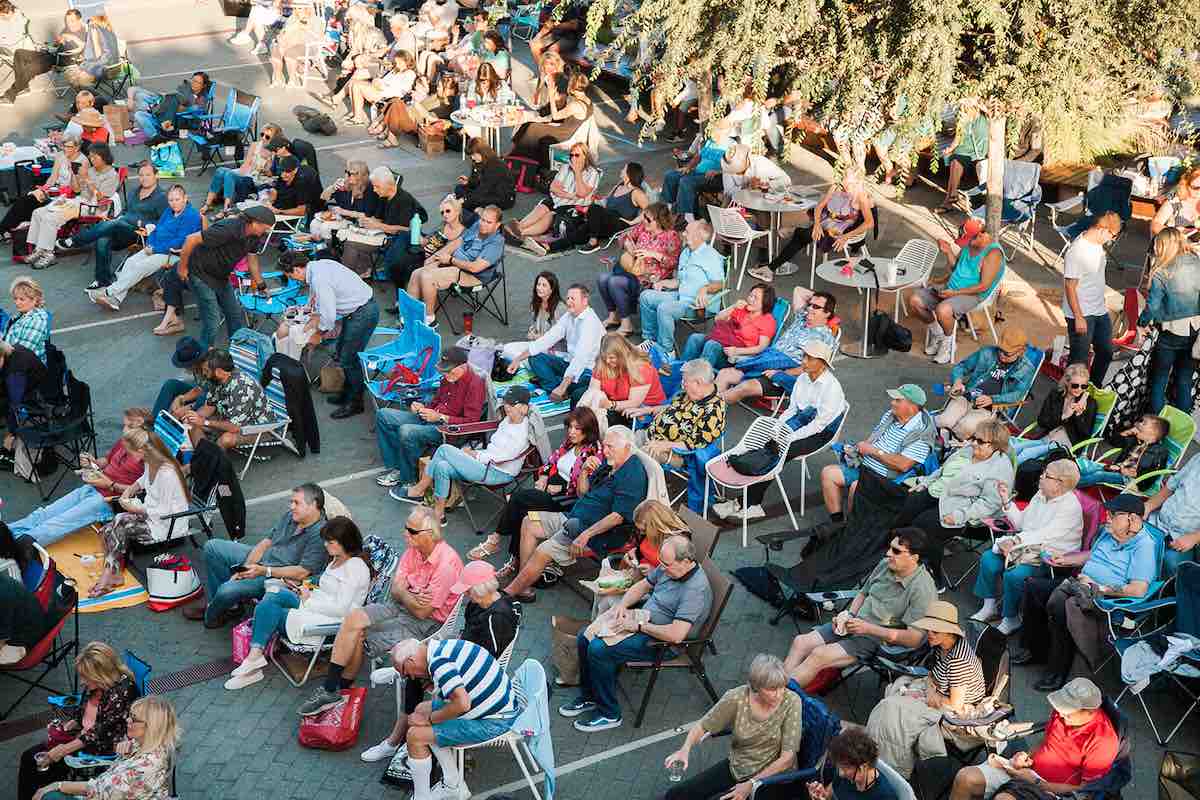 I Heart Costa Mesa: SCFTA Argyros Plaza crowd free performing arts in Orange County, California. (photo: Brandy Young)